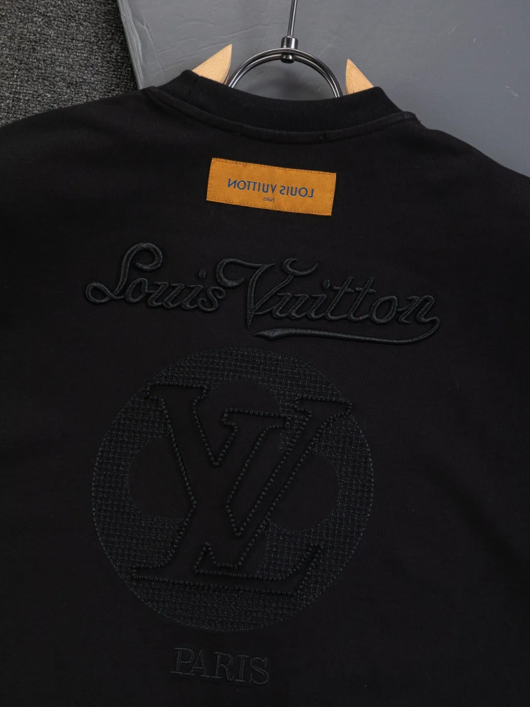 🅿️200 Louis Vuitton 1V LV lv slightly wide version S-XL LV 26ss new products are available at the counter simultaneously. Multiple craftsmanship. Classic simple letters on the chest🪡 embroidery. Simple letters on the back are hollowed out🪡 embroidery. Round neck short-sleeved T-shirt, same style for men and women! Consigned to one-to-one creation. Synchronized with the official website, pure cotton fabrics at the counter! It is close to the skin and comfortable, durable and easy to wear. It has a classic and simple logo design and meticulous original craftsmanship. Short-sleeves, a must-have item for men, do not appear to be the same for the general public, but must be unique and eye-catching. This LV short-sleeve is all about quality, comfort, the same shape and fashion as always, including fabrics and cutting techniques. All of them have been made with great effort! 320 grams of washed pure cotton fabric, pure cotton is breathable, very refreshing and comfortable for daily wear. The rib knitting on the neckline is smooth and tight, and the neckline will not be skewed if you toss it at will. The loose version, you will find that it looks really good on the upper body. The overall is minimalist and neat, super versatile for daily use! Pair it casually with a pair of pants for a youthful look. A T-shirt will make your outfit crazy. It is a fashionable item that can never go wrong! Color: Black White Size: S-XL Size chart: S: Shoulder width 50-Bust 56-Length 70 M: Shoulder width 52-Bust 57-Length 72 L: Shoulder width 54-Bust 59-Length 74 XL: Shoulder width 56-Bust 62-Length 76